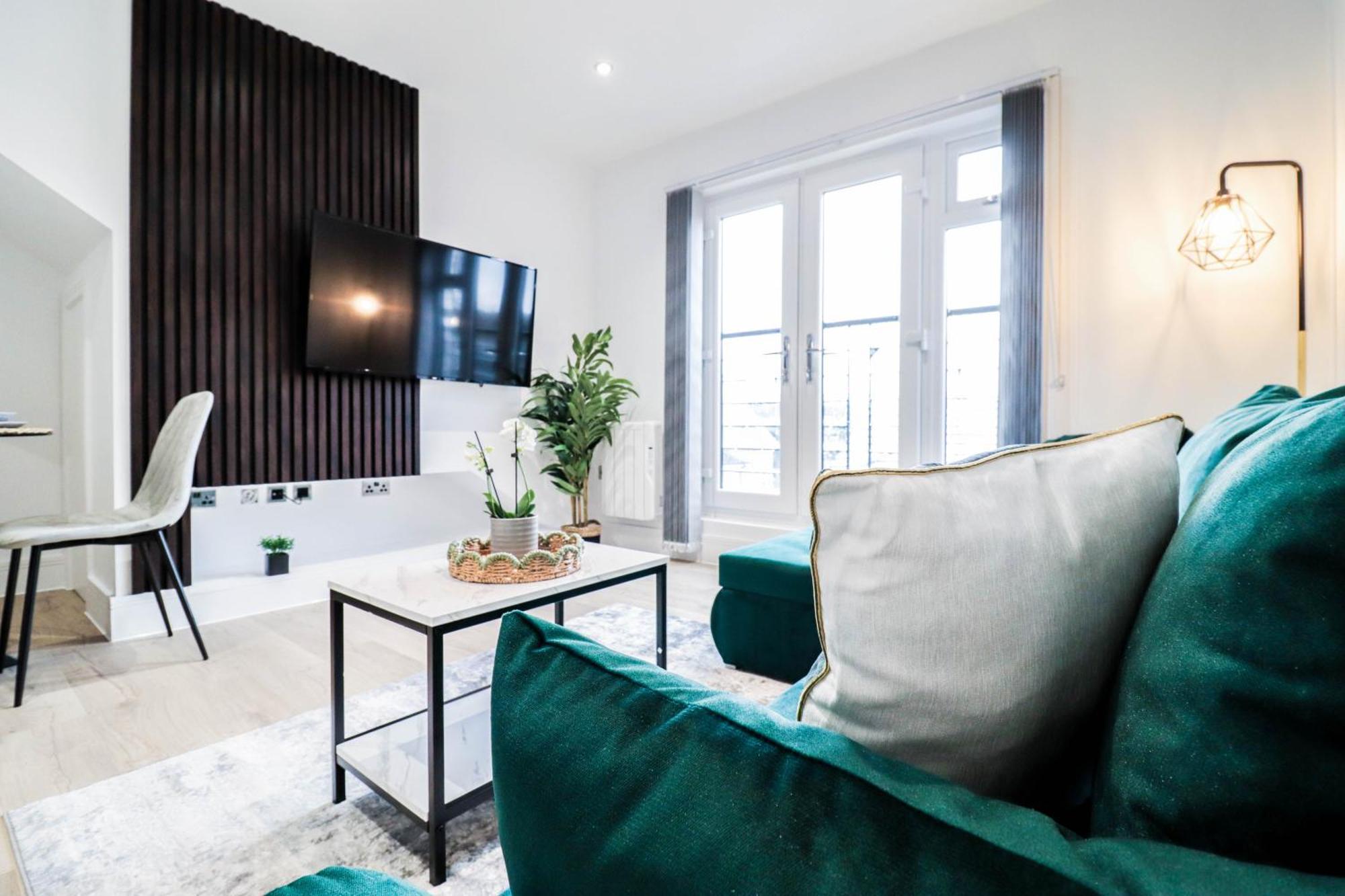 היי וויקומב Modern 1-Bed Apartment In Buckinghamshire With Free Wifi, Parking & Garden מראה חיצוני תמונה